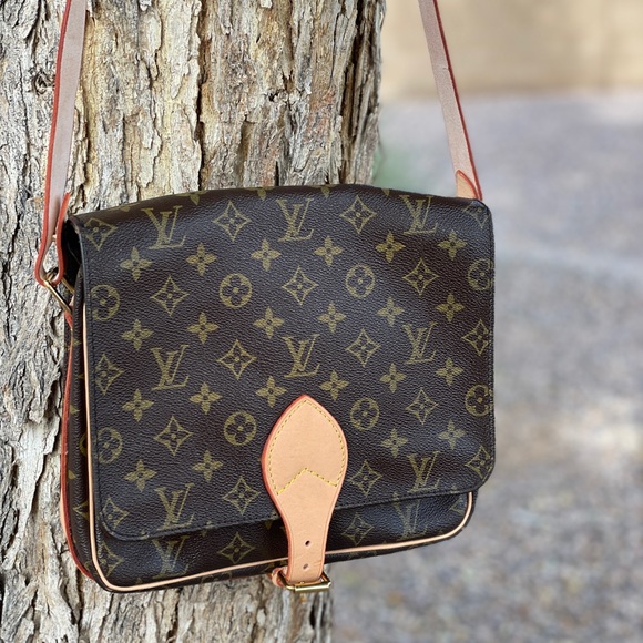 Louis Vuitton Handbags - 🎉LIKE NEW🎉 LARGE Lv Crossbody shoulder bag